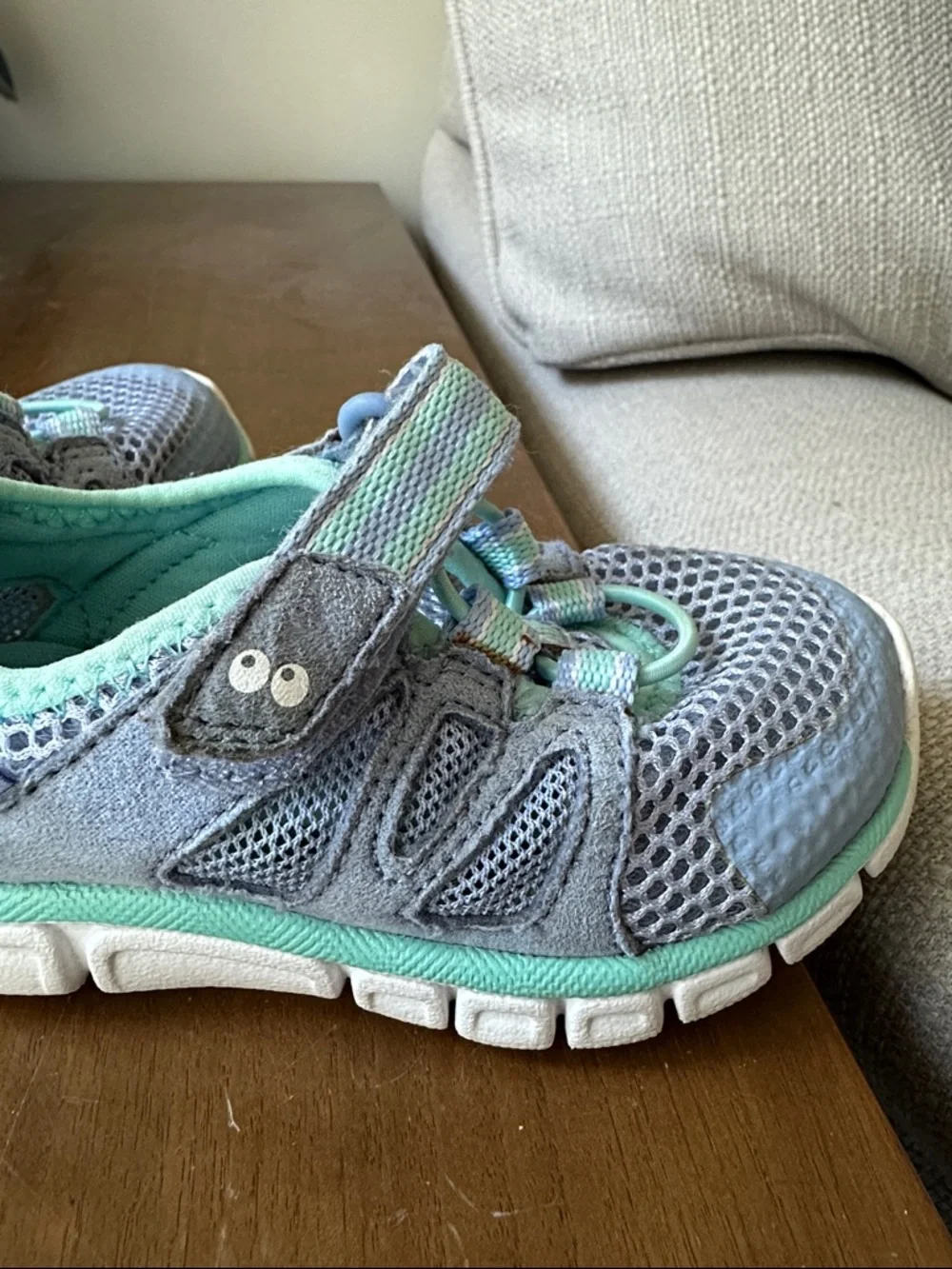 Stride right surprize water shoes Mesh in Teal and Light Blue size 6